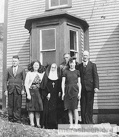 Joe Houlihan, Mary Ennis, Sr. Angela, Jack Ennis, Jean Ennis, Louis Ennis in front of Jim Ennis house